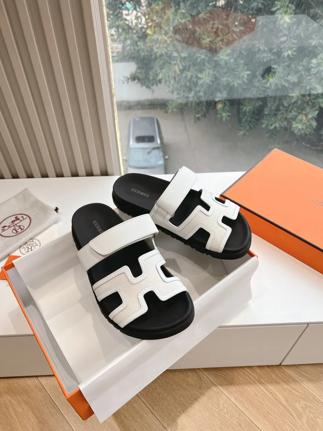 👟👟Ex-factory price 440👟👟 (Top version) H family 2024 spring and summer new style HERMES Hermes' recently popular couple's shoes, pig nose angle sandals and slippers, paired with various colorful socks, very trendy. Upper lining: imported original leather. Outsole: non-slip and wear-resistant outsole. Size: female 35-42 (40/42 non-returnable and non-exchangeable) Men’s size: 39-45 (45 is non-refundable and non-exchangeable)